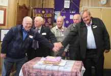 Lions celebrate 50 years Castlemaine Lions Club charter members in attendance are pictured cutting the cake with second Vice President Ron Gartside. Photos: Erin Nichol.