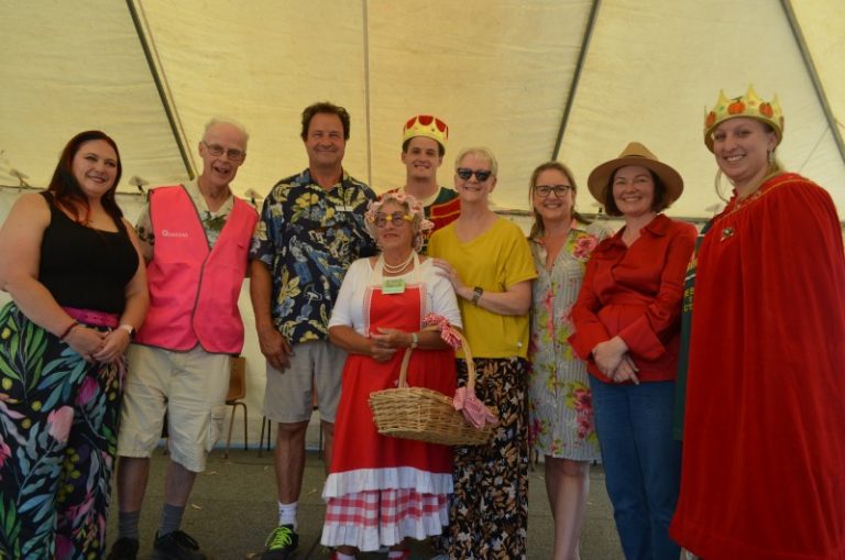 Premier stops over to enjoy local festival