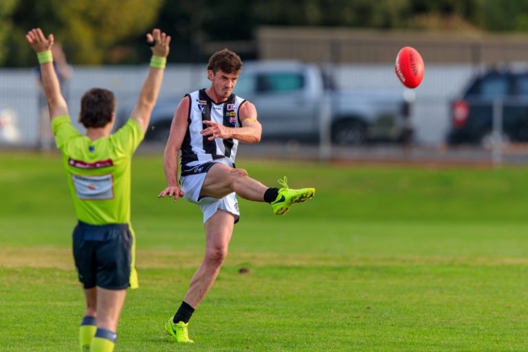 Castlemaine wins battle of the Magpies