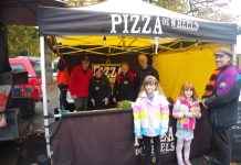 Pizza aficionados pass the peel