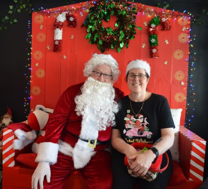 cHotnCrustySanta191225 Santa and Hot & Crusty Country Bakery's Geraldine Delmenico.
