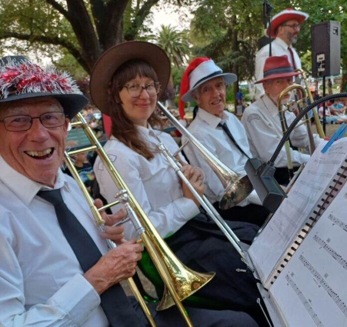 cRotCarols161225 Join the Thompson Foundry Band at the Rotary Carols.