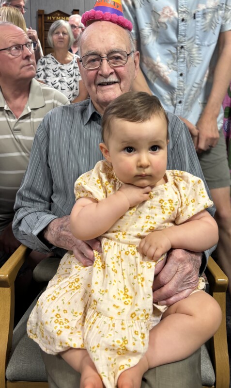 cMyCastlemaine090126-4 Malcolm with great granddaughter Sadie.
