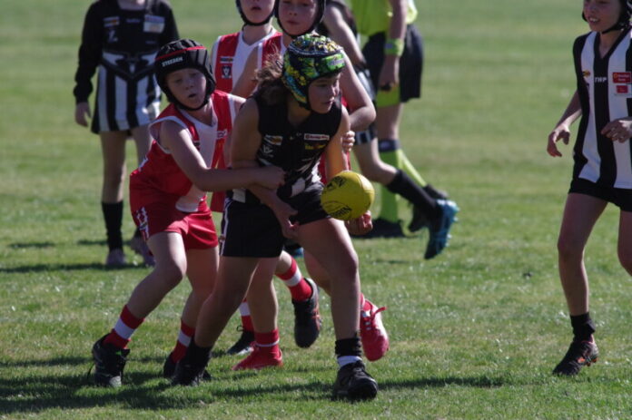 Huxley Hardman works to shake off his South Bendigo opponent. Photo: Max Lesser.