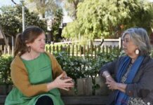 Carinya’s governance administrator Laura Noonan chats with Fran Gleeson from Mt Alexander Net Zero Working Group.