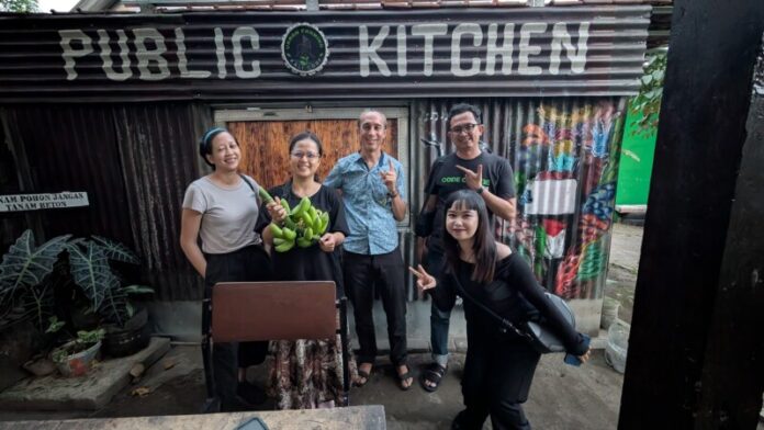 Michael will co-organise at the community kitchen by the Code River, Yogyakarta.