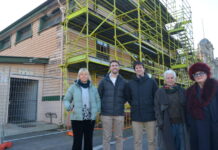 Pool to go under the hammer Swim Mt Alexander (SWIMMA) members Lee Edmonds, Reece Hodge, Bryn Davies, Annie Jones and Suzanne Donisthorpe want to see the Drill Hall retained in community hands.