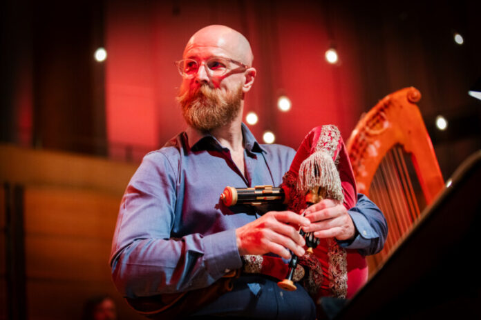 Historical music specialist Simon Rickard will perform on the musette de cour.